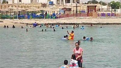 هربا من ارتفاع درجات الحرارة.. إقبال المواطنين على شواطئ الغردقة| بث مباشر 