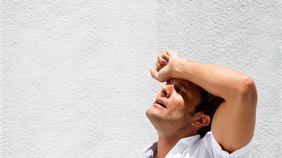 تغير لون البول والشعور بالصداع.. تعرف على أعراض الإجهاد الحراري