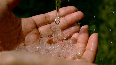 كيفية التضلع بماء زمزم.. 4 طرق للتداوي بها والأوقات المفضلة لشربها