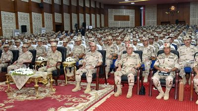 الفريق أول محمد زكي يلتقي عددًا من مقاتلي المنطقة الغربية العسكرية