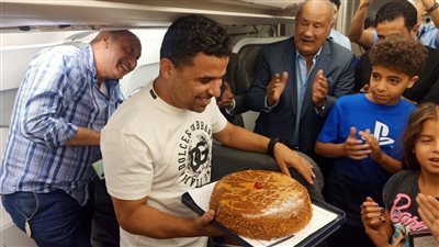الزمالك يحتفل بعيد ميلاد خالد الغندور في الطائرة
