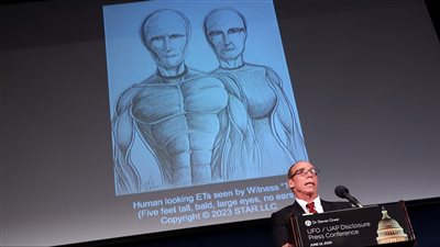 ضابط أمريكي يعترف بوجود كائنات فضائية لدى الحكومة الأمريكية: صُلع وبلا أذنين |صور