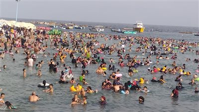 الشواطئ ممتلئة.. رحلات اليوم الواحد تنعش بحر الإسكندرية