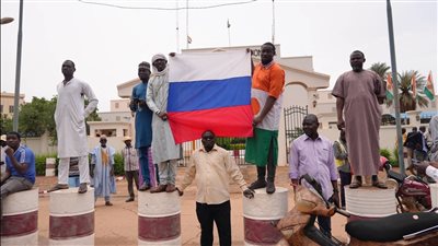 نكاية في فرنسا.. متظاهرون مؤيدون للانقلاب في النيجر يرفعون علم روسيا 