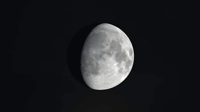 نجم أحمر عملاق.. اقتران جديد بالقمر يزين سماء الوطن العربي الليلة