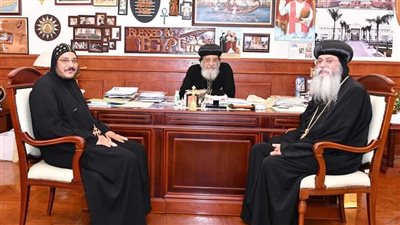 البابا تواضروس الثاني يستقبل اثنين من مطارنة الكنيسة