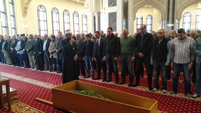 أين يقف الإمام في الصلاة على الجنازة؟.. الإفتاء توضح