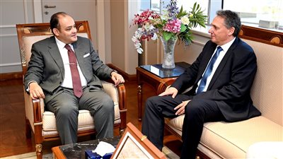 وزير الصناعة: فرص متميزة أمام الشركات العالمية لتوطين صناعة السيارات الكهربائية في مصر