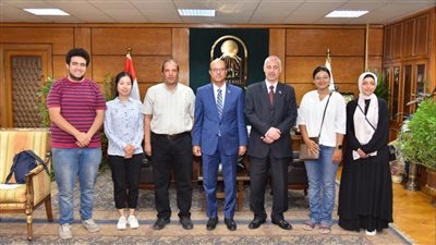 في إطار برنامج التبادل الطلابي.. رئيس جامعة أسيوط يلتقي وفدا من طلبة كلية الصيدلة بالهند وكندا