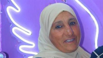 سيدة الصحراء.. أربعينية تكافح من أجل لقمة العيش بعد طلاقها: بأكل بناتي بالحلال وبطلب من ربنا ياخدني بتراب السكة