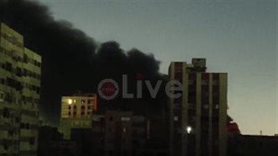 الحماية المدنية تحاول السيطرة على حريق نشب بمصنع للبلاستيك في السلام | بث مباشر