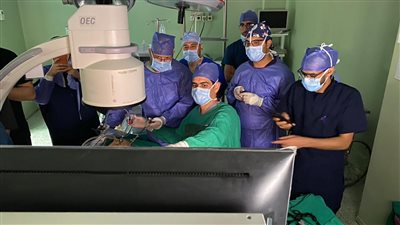 فريق طبي بمستشفى الأطفال في بنها يستخرج إبرة اخترقت قولون طفلة