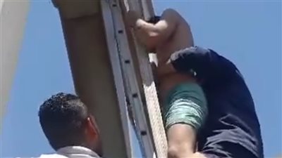 الحماية المدنية بالمنوفية تنفذ شابًا قبل التخلص من حياته من أعلى كوبري المشاة بشبين الكوم