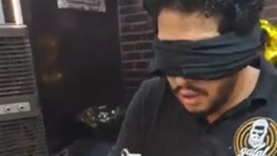 شاب يحترف قص وتصفيف الشعر معصوب العينين: شغال في المهنة من سنين | بث مباشر 