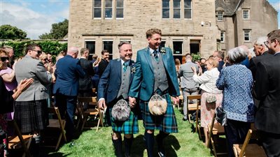 لأول مرة في التاريخ.. نائب في البرلمان البريطاني يتزوج من رجل في حفل زفاف ضخم