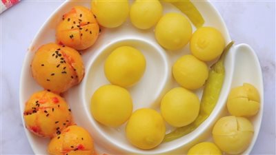 طريقة عمل الليمون المخلل بوصفتين فقط.. كيفية إعداد مخلل اقتصادي؟