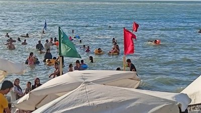 رفع الرايات الخضراء على شواطئ القطاع الشرقي والحمراء بغرب الإسكندرية 