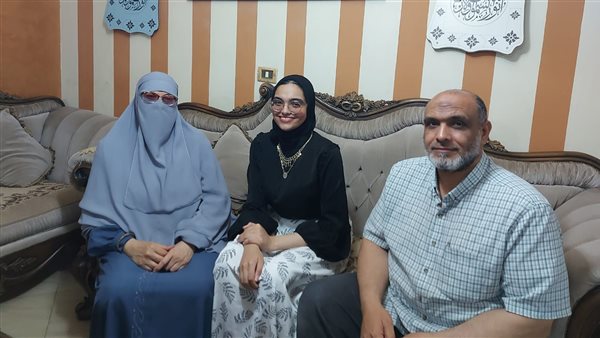 الطالبة مع والديها