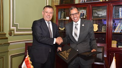 للارتقاء بالأداء المهني.. توقيع بروتوكول تعاون مشترك بين جامعة عين شمس ونقابة الصيادلة بالقاهرة | صور 