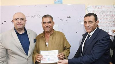 رئيس هيئة تعليم الكبار ومحافظ بني سويف يتفقدان قوافل ضمن مبادرة مؤسسة حياة كريمة 