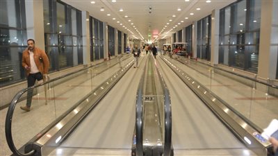 الطيران تنفي إيقاف المشاية الكهربائية بمطار القاهرة لخفض استهلاك الكهرباء