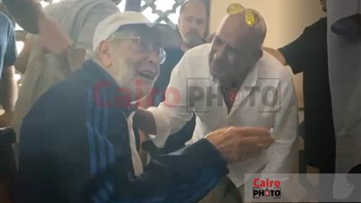 صدمة وذهول حسن يوسف لحظة تشييع جثمان نجله: كان بيدخل مسابقات في النيل.. وغرق في مترين