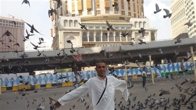 واجه التنمر وكوّن أسرة ويمارس الكرة والسباحة.. شاب فقد ذراعه وساقه بحادث لـ الشباب: متخليش حد يأثر عليك