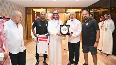  الزمالك يهدي الأمير سعود بن نهار محافظ الطائف درع وقميص النادي