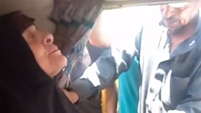 انهيار والدة الشاب المقتول بطلق ناري أثناء تشييع جثمانه بالدقهلية | بث مباشر