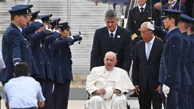 على كرسي متحرك.. البابا فرنسيس يصل البرتغال للمشاركة في لقاء الشباب|صور
