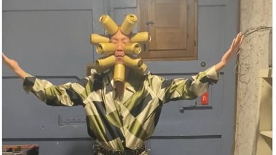 ياباني يسجل رقما قياسيا في وضع علب المشروبات على وجهه