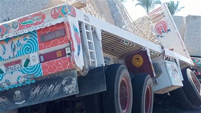 سقوط حمولة أحجار رخام من مقطورة بطريق القصير مرسى علم