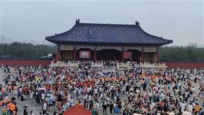 بعد انتهاء العاصفة.. سكان بكين والسياح يقبلون على معبد السماء بالصين | صور 