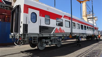 مصر تستقبل 15 عربة ثالثة مكيفة جديدة قادمة من المجر عبر ميناء الإسكندرية