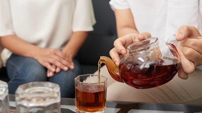 داعية: الزوجة مش ملزمة تخدم جوزها ولا تعمل له كوباية شاي 