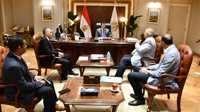 وزير الشباب والرياضة يلتقي رئيس الاتحاد المصري للرماية بمقر الوزارة