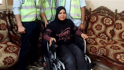 أبو هشيمة يحقق حلم حنان طالبة جامعة بني سويف بتوفير كرسي متحرك