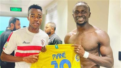 إبراهيما نداي يحصل على قميص ماني بعد انتهاء مباراة الزمالك والنصر السعودي