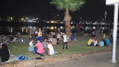هربا من الحر.. إقبال كبير من المواطنين بسوهاج على كورنيش النيل والحدائق العامة| صور