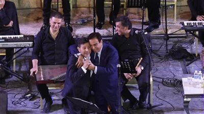 أستاذ إيهاب.. جورج قرداحي يخطئ في اسم هاني شاكر أثناء تكريمه بمهرجان جرش بالأردن