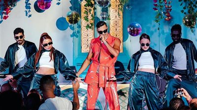 بدلة جلد حمراء.. إطلالة غريبة لحسن أبو الروس في أولى حفلاته بالساحل الشمالي