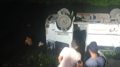 إصابة 11 شخصًا في انقلاب ميكروباص بطريق السويس