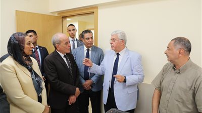 وزير التعليم العالي يتفقد أعمال مكتب التنسيق.. ويؤكد ضرورة الرد على تساؤلات الطلاب