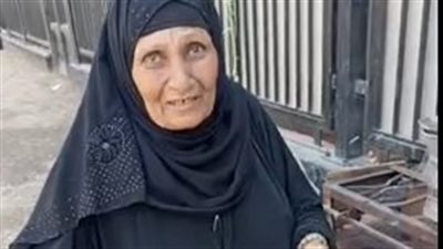 قصة كفاح سيدة مُسنة تعمل ببيع المشروبات الساخنة ببنى سويف: شغالة بقالي 50 سنة وعندي ابن كفيف| بث مباشر 