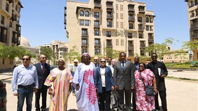  وزيرة الإسكان وسفير الكاميرون يطلعان على التجربة العمرانية المصرية