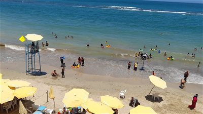 رفع الرايات الخضراء بشواطئ الإسكندرية.. وانخفاض نسبة الإشغال رغم ارتفاع درجات الحرارة 