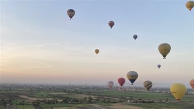 19 رحلة بالون طائر تزين سماء غرب الأقصر