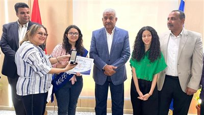 محافظ السويس يكرم أوائل الثانوية العامة والأزهرية 