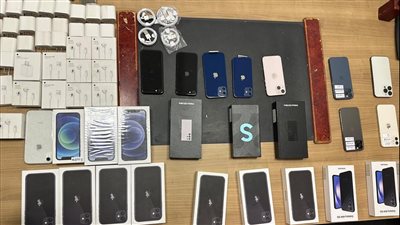 ضبط راكب حاول تهريب 78 تليفون محمول وآخر بحوزته عقاقير مخدرة