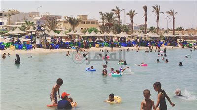 هربا من ارتفاع الحرارة.. إقبال كبير على شواطئ الغردقة | صور